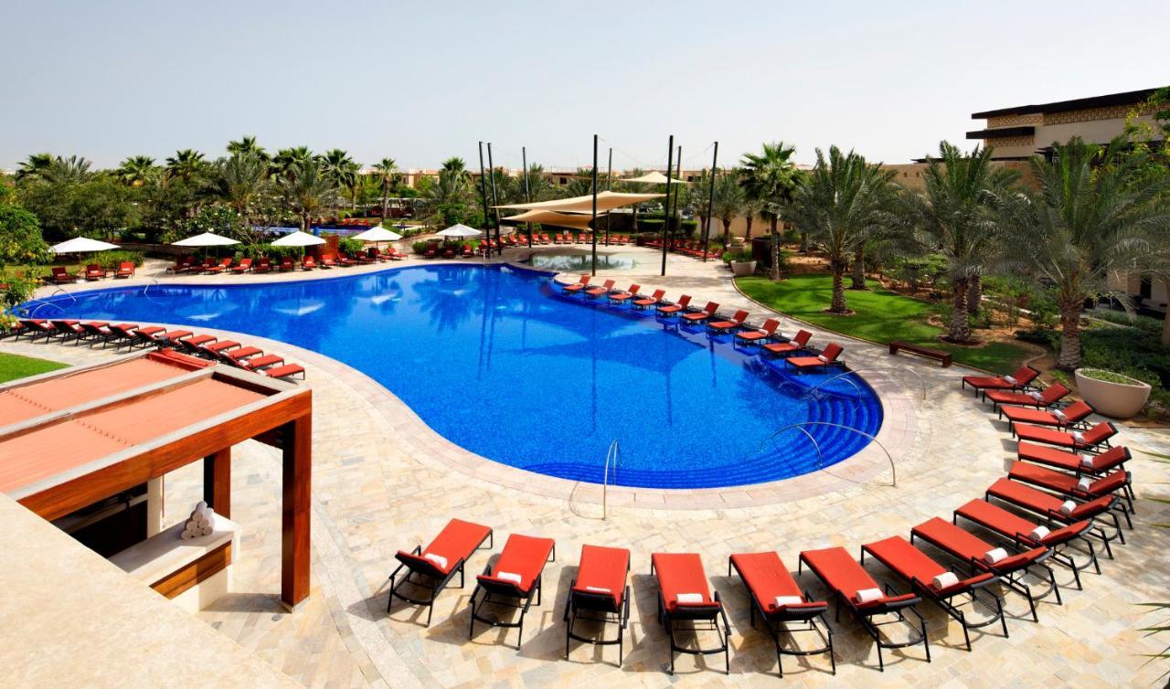 Vogo Abu Dhabi Golf Resort & Spa Formerly The Westin Abu Dhabi Golf Resort & Spa Exterior foto The swimming pool at the resort